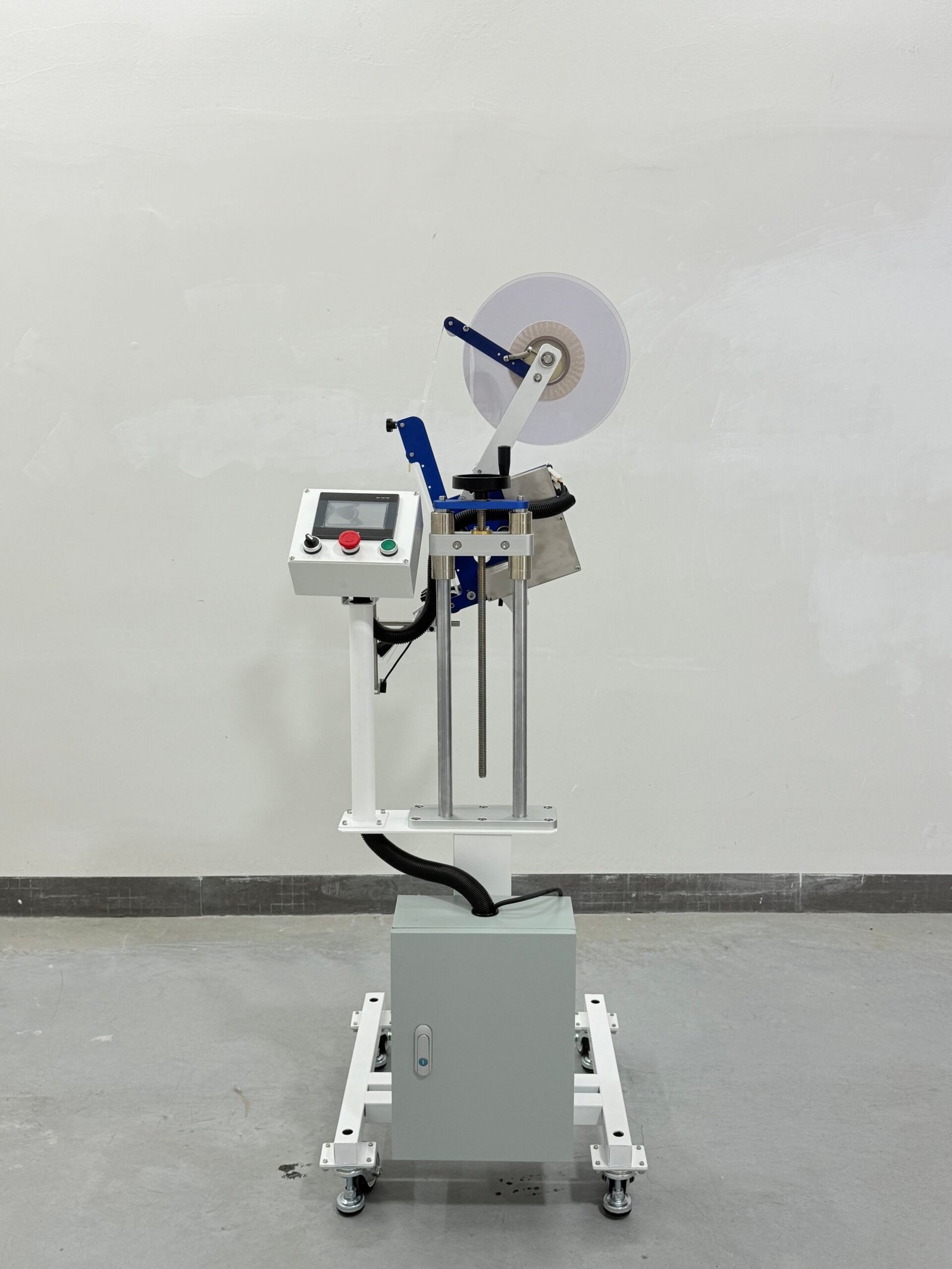 Vertical labeling machine - Image 2