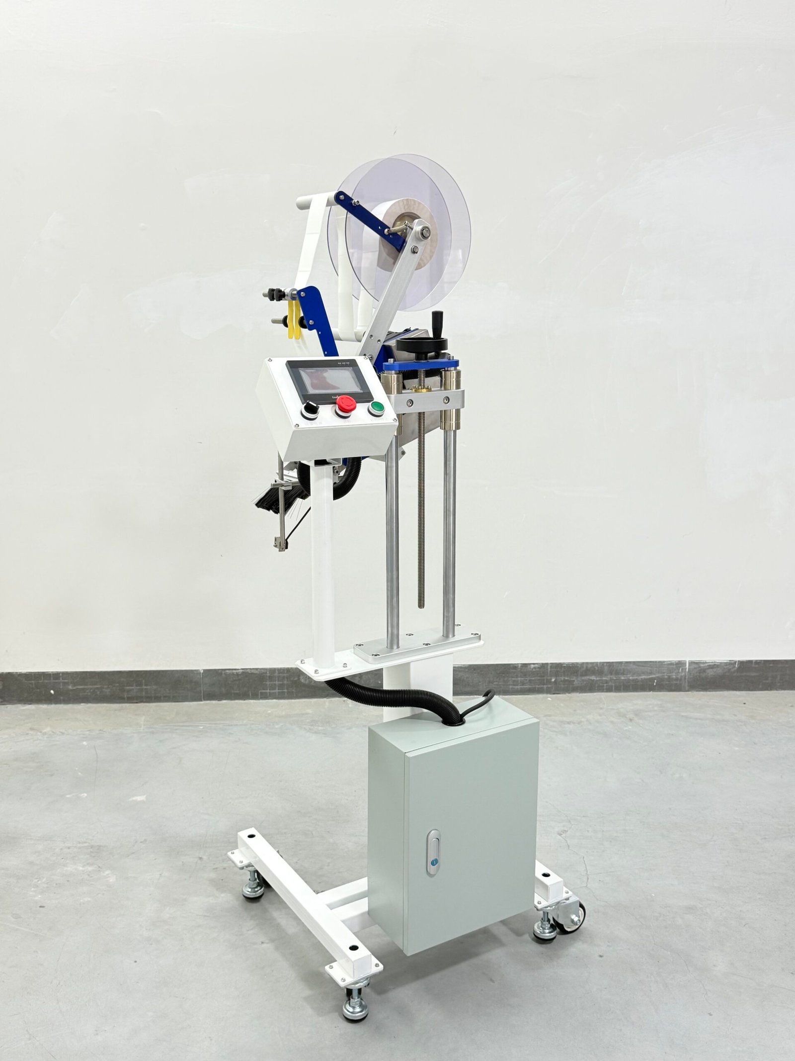 Vertical labeling machine - Image 3