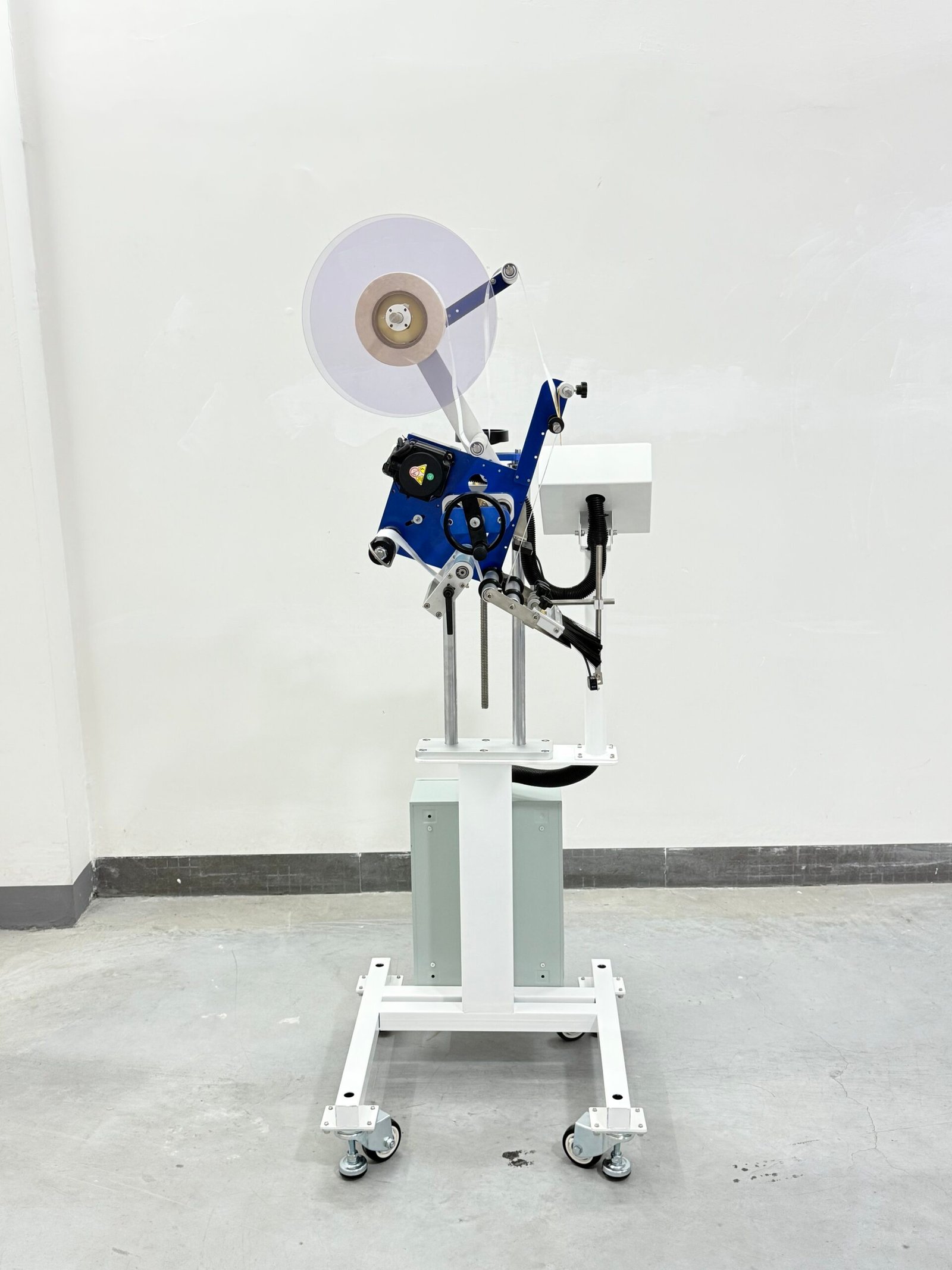 Vertical labeling machine - Image 6